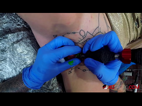 ❤️ Ekstreme tatuita varmulo Sully Savage ricevis tatuon sur sia klitoro ❌ Faka video  ĉe eo.mailkassa.ru ❌❤
